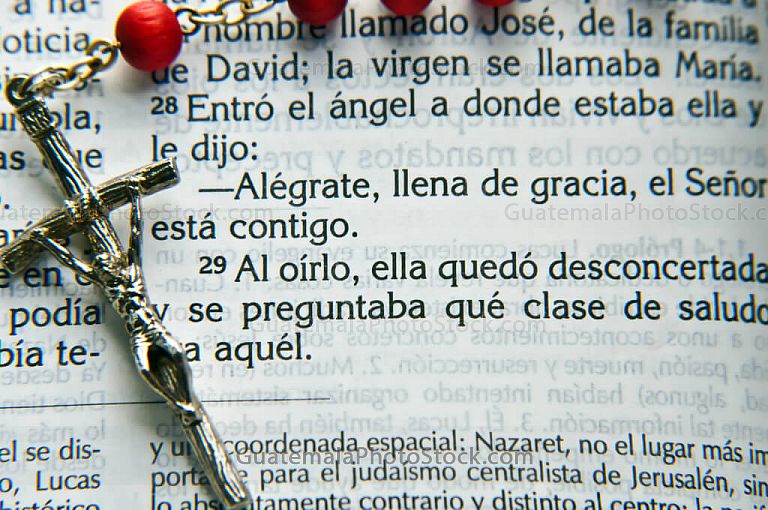 Crucifijo y Biblia