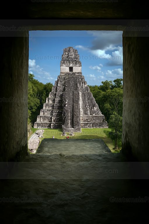 Vista majestuosa del Templo I de Tikal desde el interior del Templo II