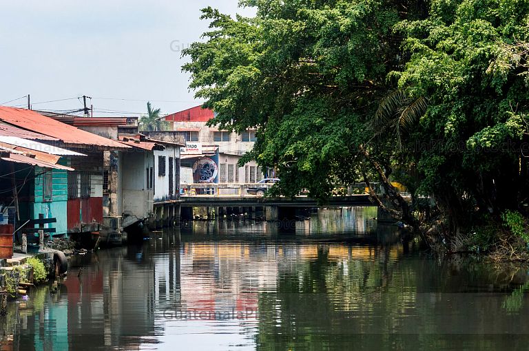 Canal en Puerto Barrios, Izabal