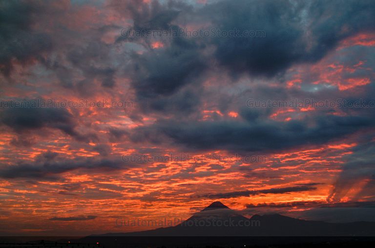 Atardecer con la cadena Volcánica central