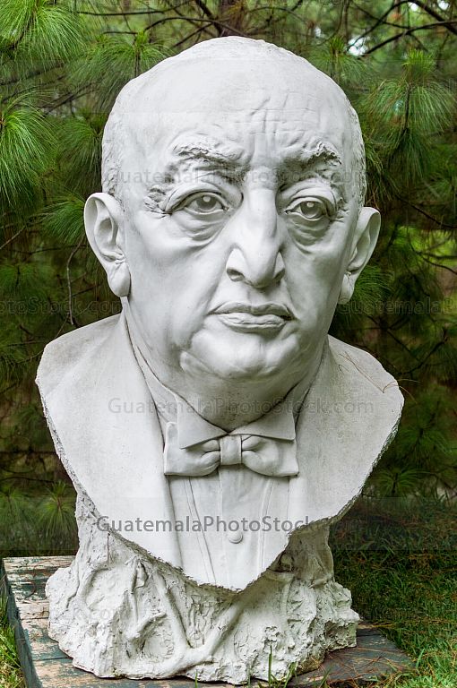Busto de Miiguel Ángel Asturias