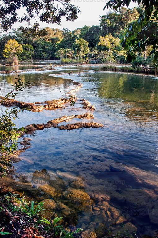 Las Monjas en el Río Machaquila