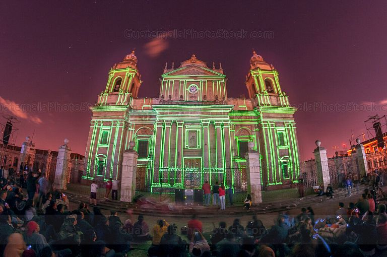 Fachada de Catedral Metropolitana iluminada por Mapping