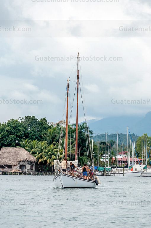 Velero en Río Dulce