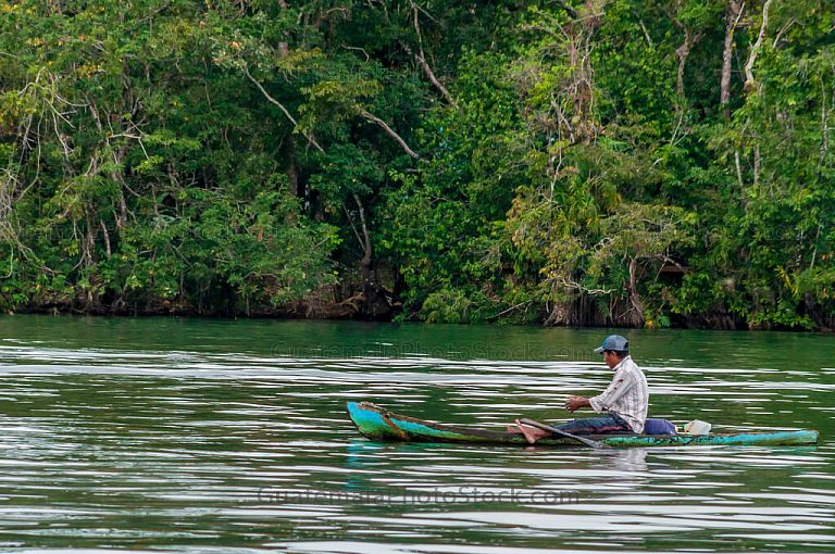 Pescador artesanal en Río Dulce