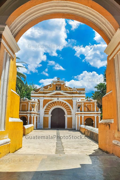 Fachada y atrio de El Calvario