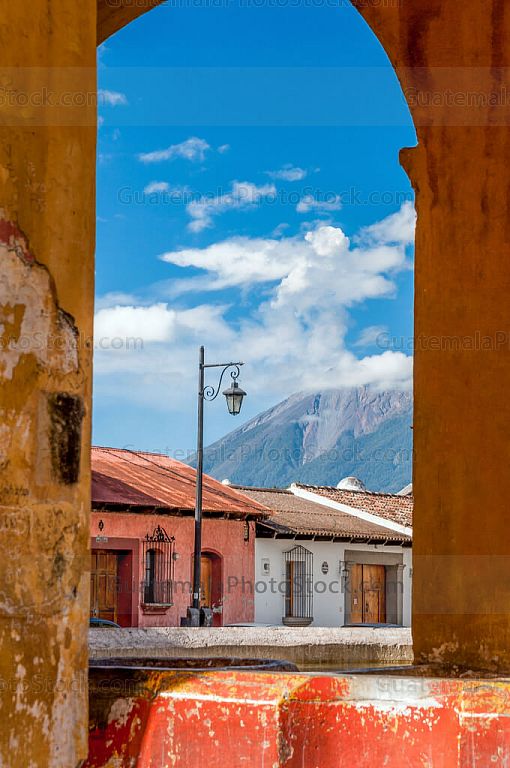 Volcán de Fuego y Antigua Guatemala