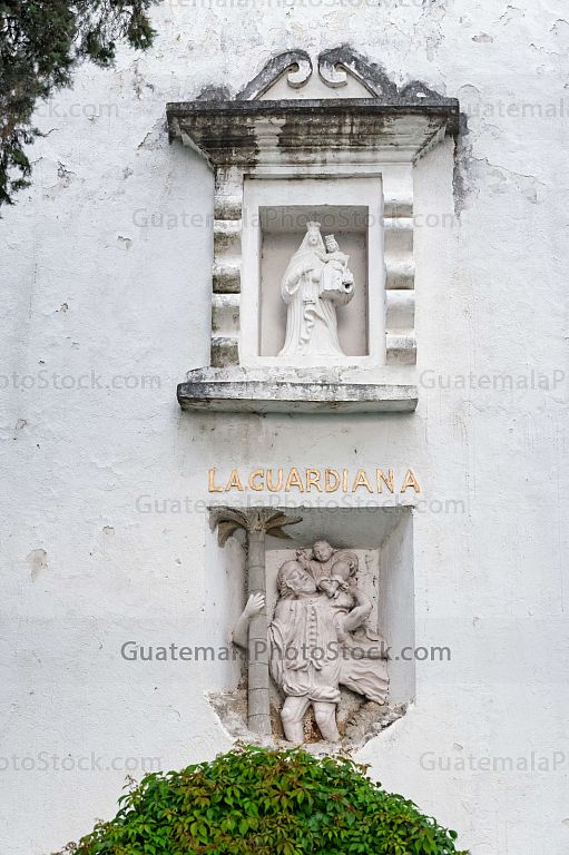 Esculturas en las paredes traseras del Torreón frente al Fachada del Santuario de la Virgen del Cerr