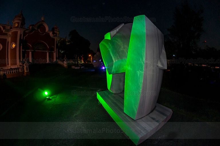 Escultura iluminada en el Museo de Arte Moderno