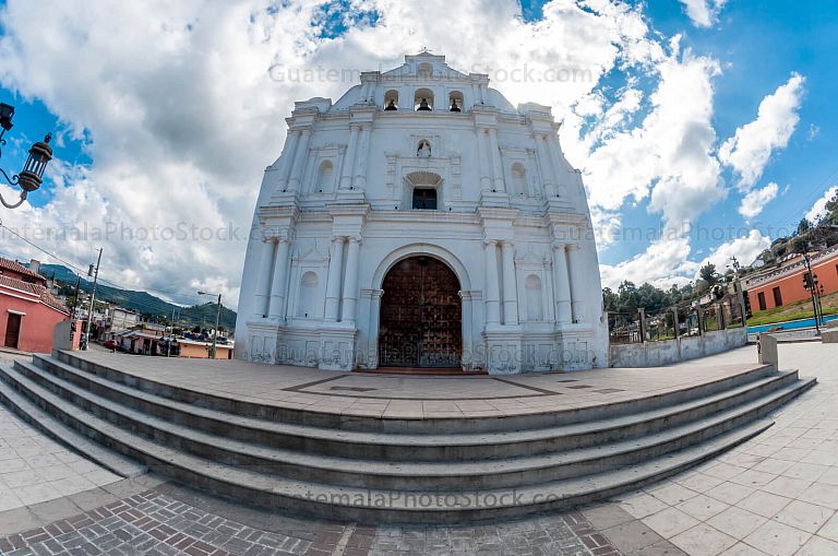 Fachada de la Iglesia Católica de San Cristobal Totonicapán