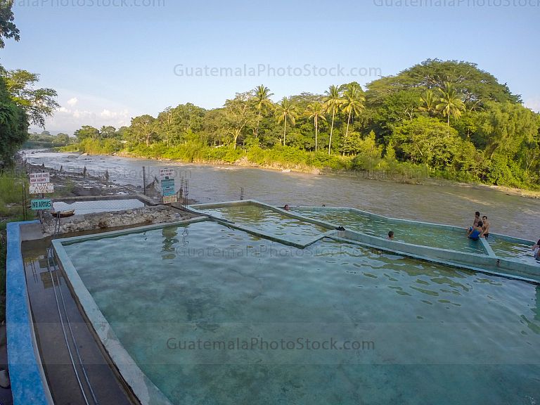 Baños termales a orillas del Río Los Esclavos