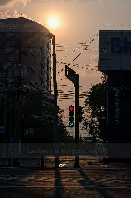 Atardecer entre edificio y cables, Avenida Las Americas