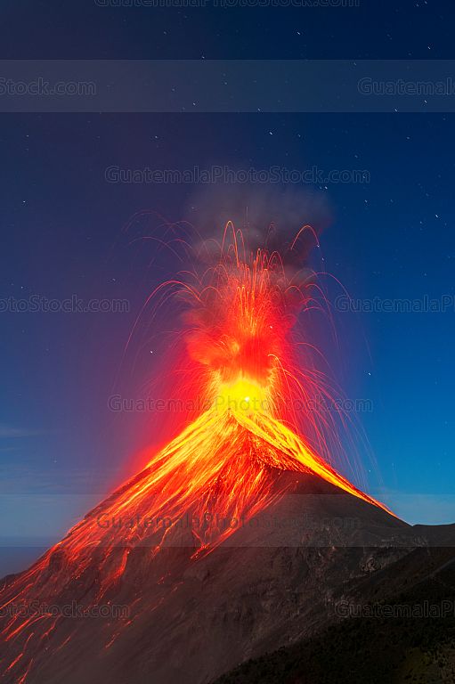 Erupción nocturna del Volcán de Fuego
