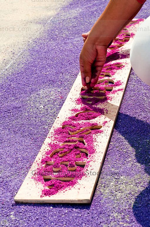 Elaborando la alfombra de aserrín