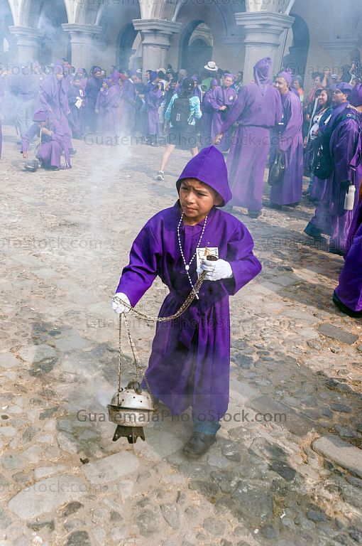 Niño incensando la ruta de la procesión