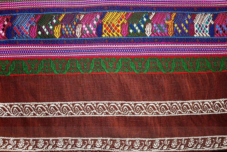 Detalle de huipil de tela tipica