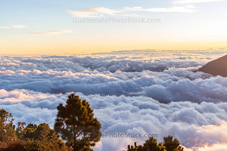 Amanecer en lo alto del Volcán Acatenango