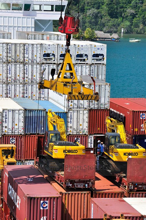 Descarga de contenedores en Puerto Barrios