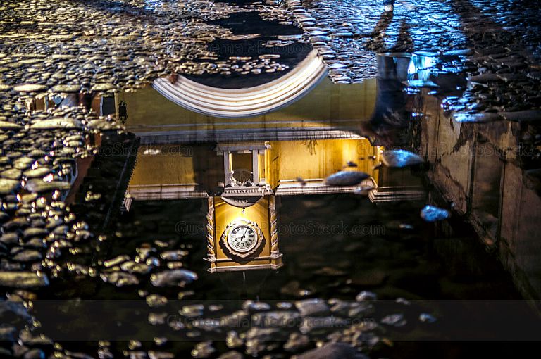Reflejo del arco de Santa Catalina
