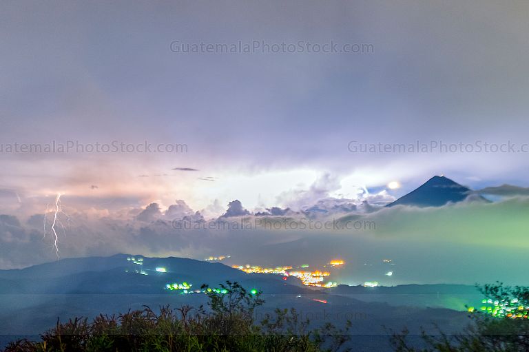 Tormenta eléctrica sobre los volcanes