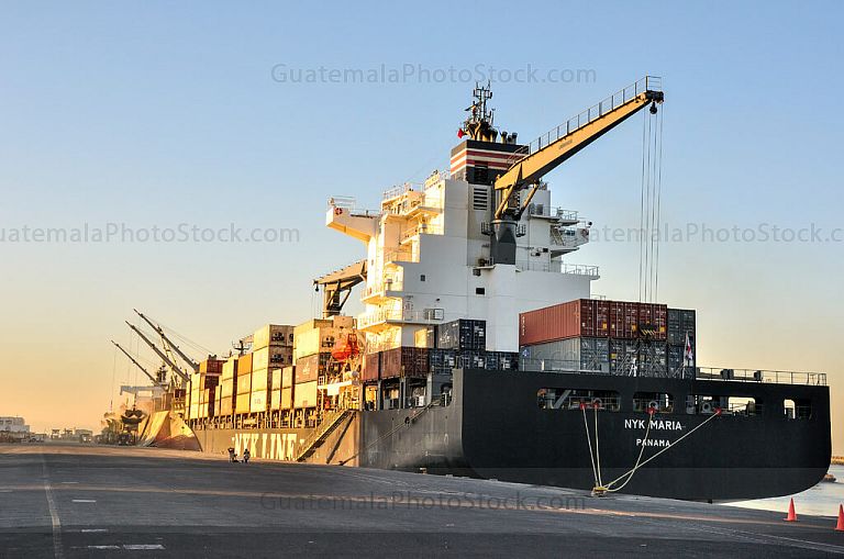 Barco portacontenedores en Puerto Quetzal