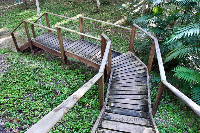 Gradas de acceso para turista en Yaxhá