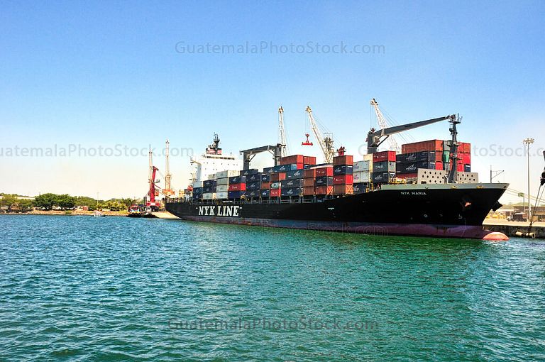 Barco Portacontenedor en Puerto Quetzal