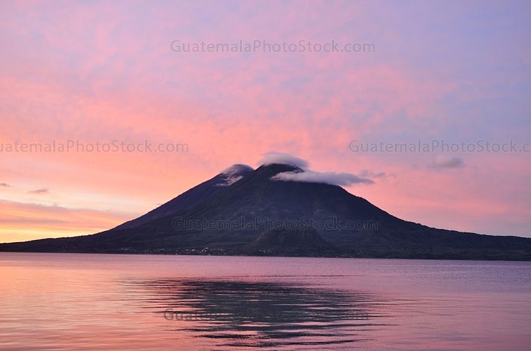 Amanecer sobre el Lago de Atitlán