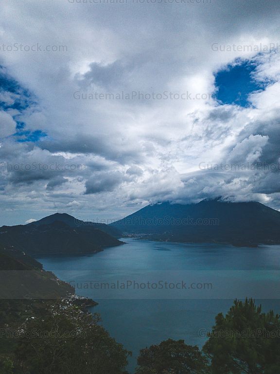 Vista al Lago de Atitlán, Sololá
