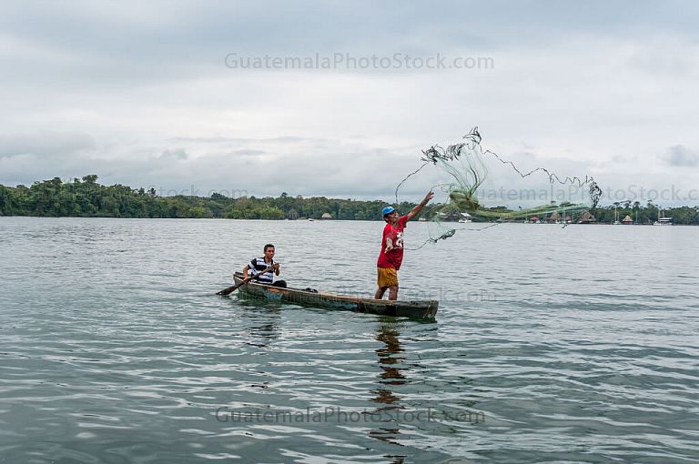 Pescador artesanal con ataraya