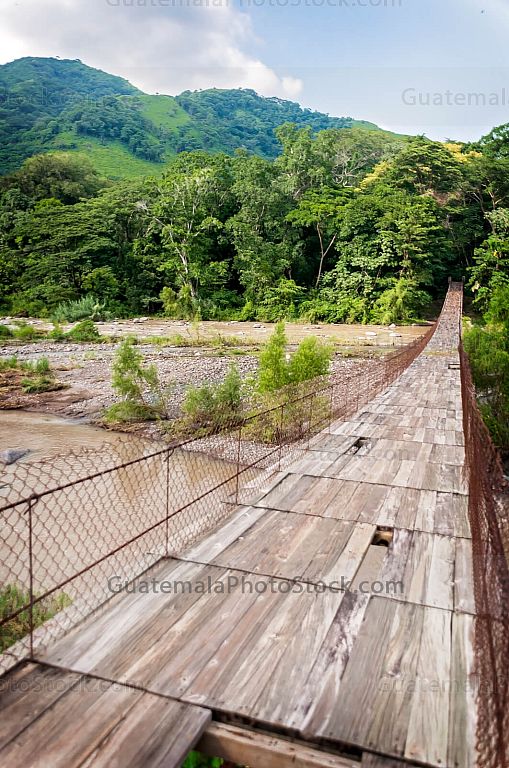 Puente colgando sobre río Margarita