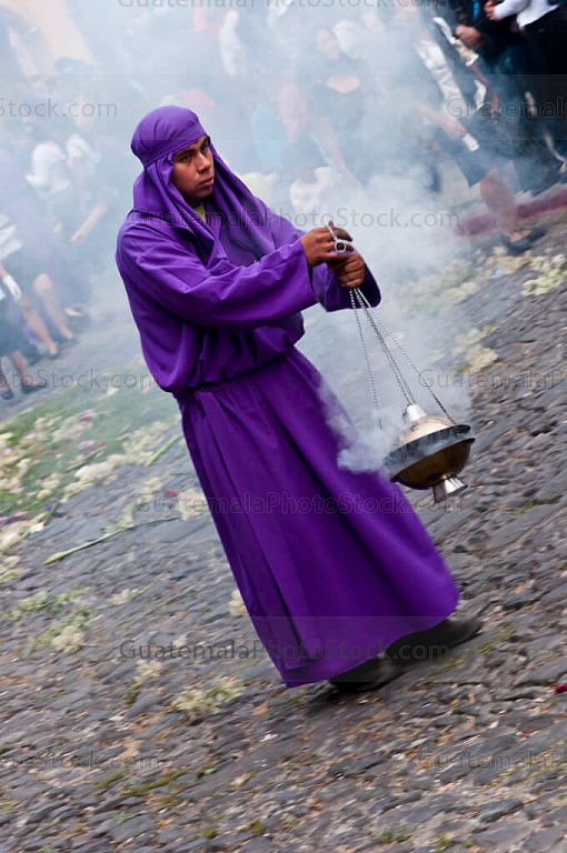 Cucurucho incesariando la via de la procesión