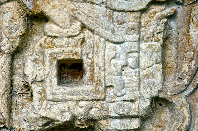 Detalle de estela de Tikal