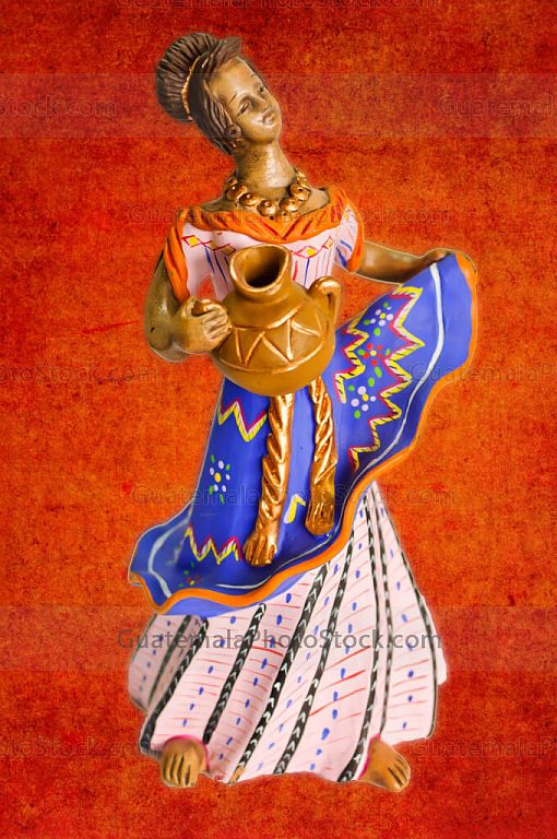 Muñeca de barro pintado
