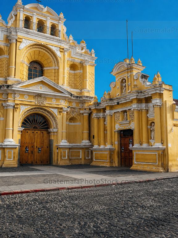 Fachada de la Iglesia de San Pedro Apóstol