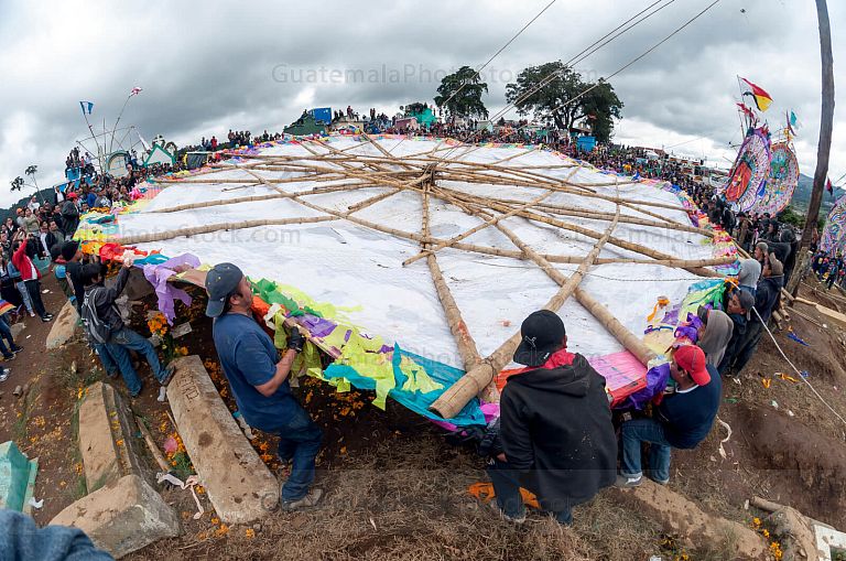 Subiendo un barrilete gigante