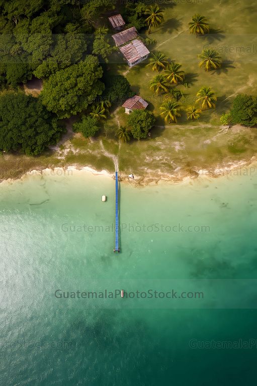 Vista aérea de la Playa Tres Naciones, Lago Petén Itzá