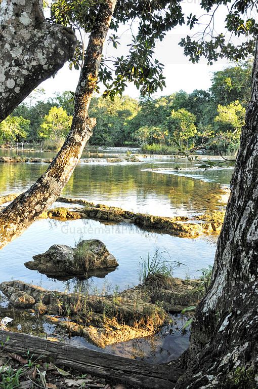 Las Monjas en el Río Machaquila