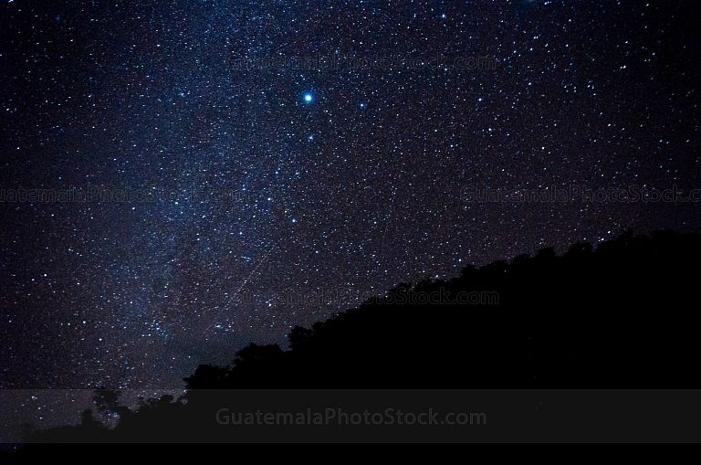 Cielo estrellado entre las montañas