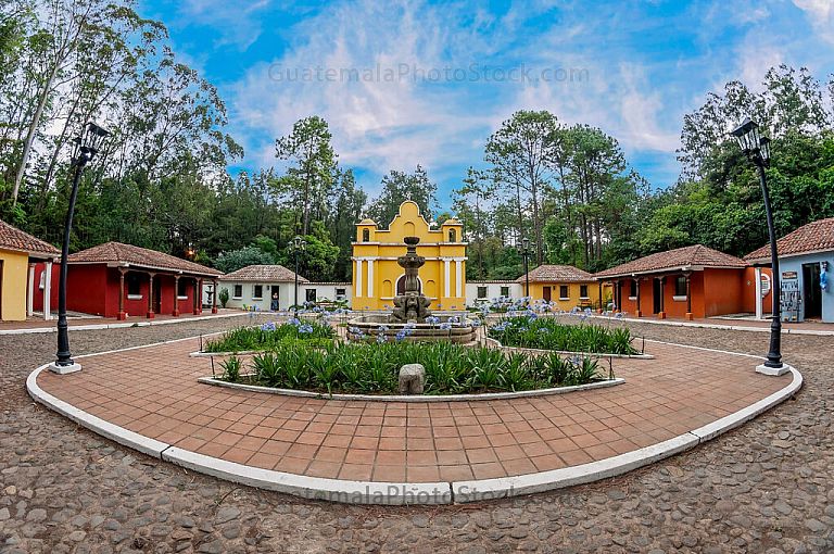 Plaza colonial en el Parque Naciones Unidas