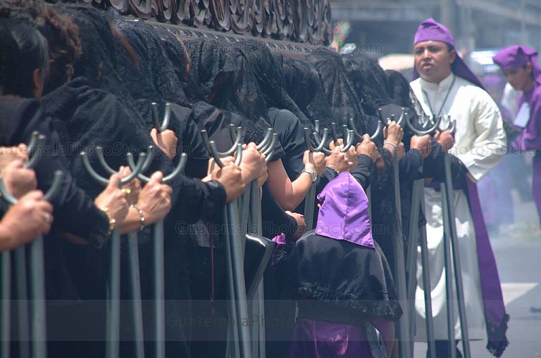 Devotas cargadoras procesión de virgen de dolores