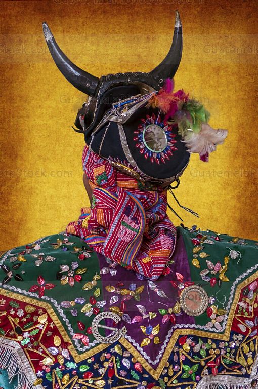 Jóven luciendo traje para el baile de moros
