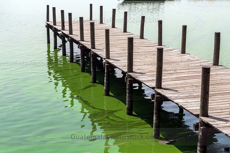 Muelle de la playa pública del lago de Amatitlán