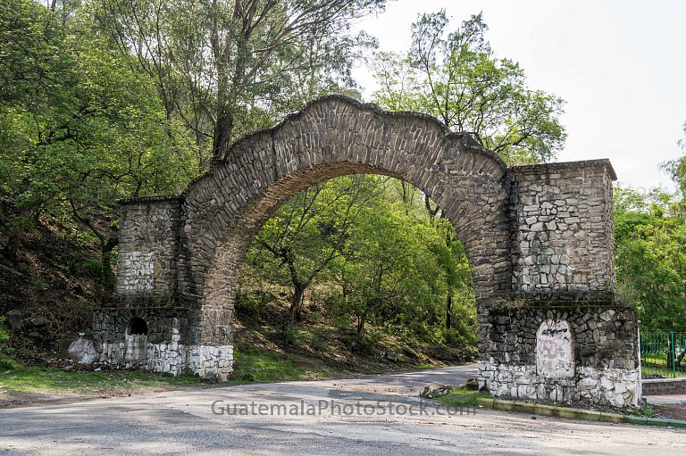 Arco de la antigua carretera de Amatitlán