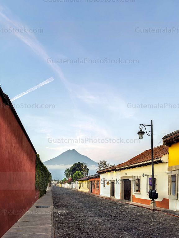 Calle empedrada con vista al Volcán de Agua, Antigua Guatemala