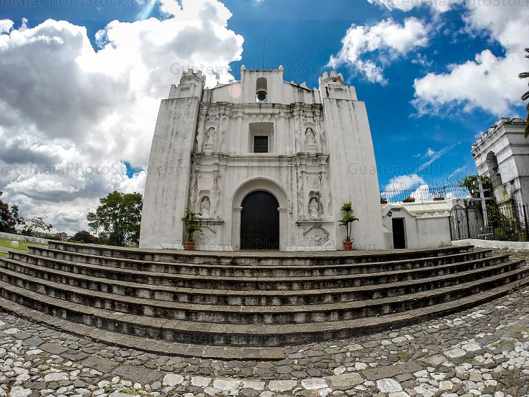Fachada de la iglesia del Cerrito del Carmen