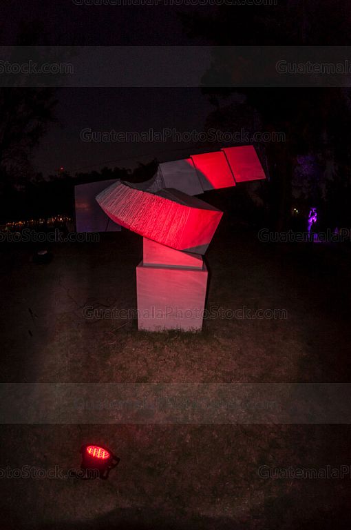 Escultura iluminada en el Museo de Arte Moderno
