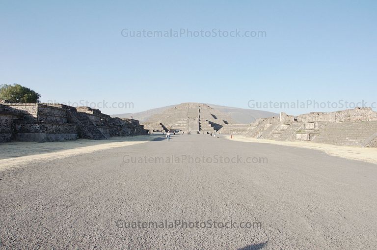 Calle de los muertos y al fondo la Pirámide de la Luna