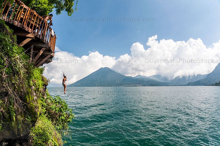 Saltando en el Lago de Atitlán