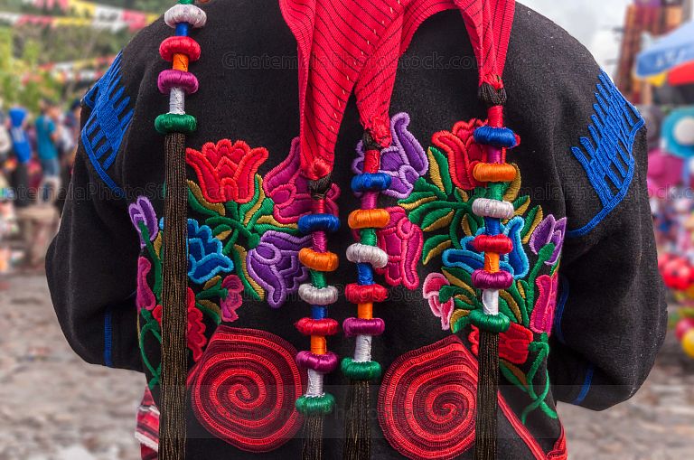 Cofrade en traje de gala en Chichicastenango